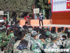 超级演讲家郑小四老师到我校进行“放飞职业梦想”演讲